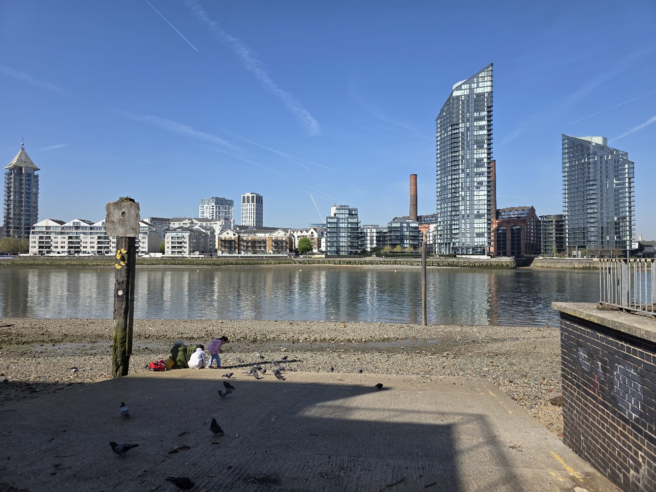 Battersea RH Thames Chelsea Harbour Lots Road